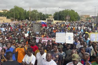 Des milliers de personnes ont manifesté dans le calme jeudi à Niamey en soutien au coup d'Etat au Niger.